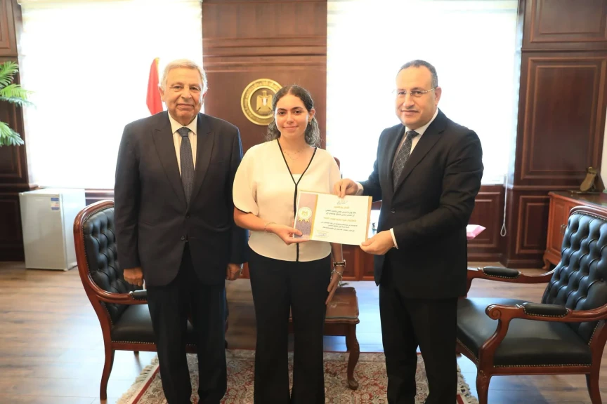وزير التعليم العالي يكرم الطالبة ”هيا عمرو” لمشاركتها في إسعاف مصابي مول «أرابيلا بلازا»