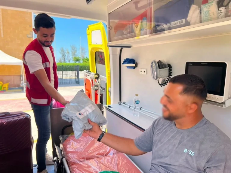 الهلال الأحمر المصري يقدم الدعم الإنساني للدفعة الـ76 من الجرحى والمرضى الفلسطينيين عبر معبر رفح
