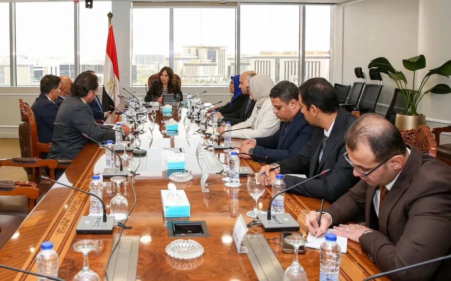 وزيرة الإسكان تستعرض المقترحات المقدمة من أحد التحالفات العالمية لإدارة حي المال والأعمال بالعاصمة الجديدة