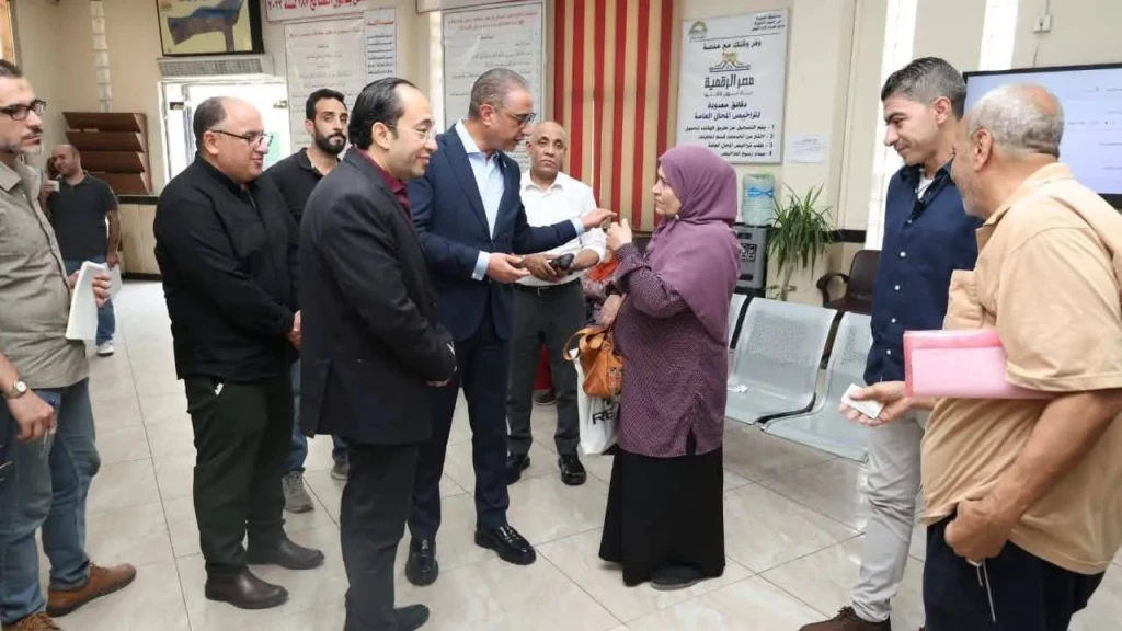 محافظ الجيزة يتابع انتظام العمل بالمركز التكنولوجي بحي جنوب الجيزة وتسريع إنجاز طلبات المواطنين