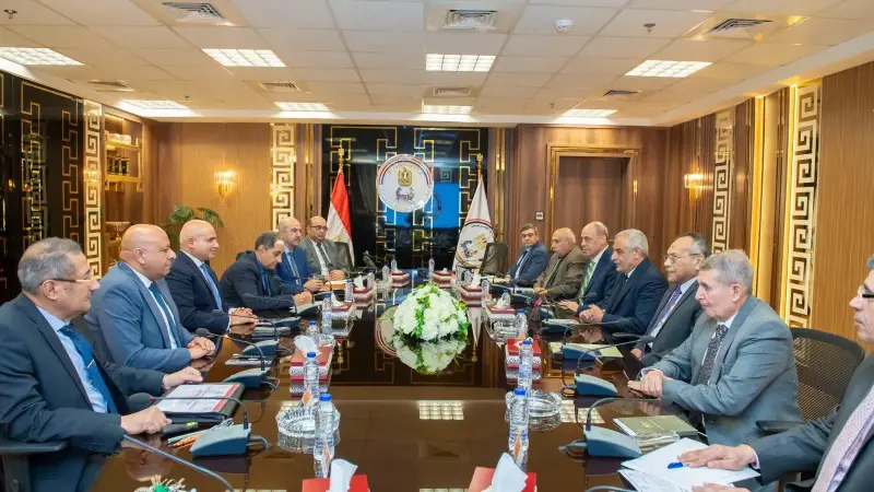 وزير الدولة للإنتاج الحربي يبحث مع رئيس الهيئة الاقتصادية لقناة السويس سبل تكامل القدرات الوطنية لتعزيز الاستثمارات ودعم المشروعات التنموية