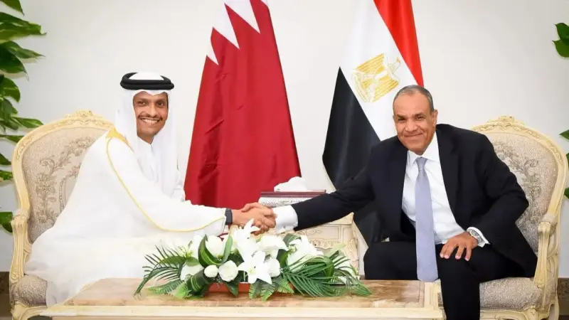 وزير الخارجية يبحث مع رئيس مجلس الوزراء وزير خارجية دولة قطر تعزيز العلاقات الثنائية ومستجدات الأوضاع الاقليمية فى العلمين