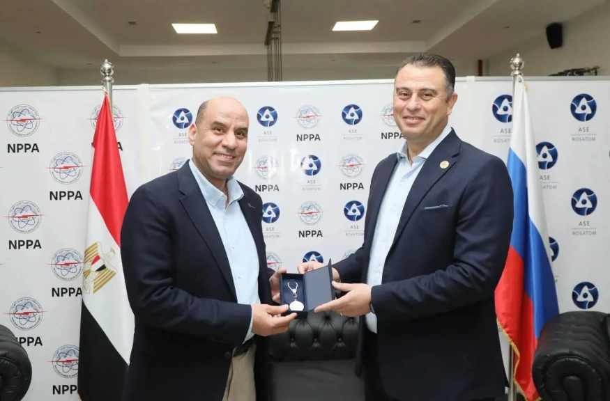 رئيس هيئة المحطات النووية يهدي وزير العمل درع الهيئة تقديرًا لدور الوزارة في دعم مشروع الضبعة