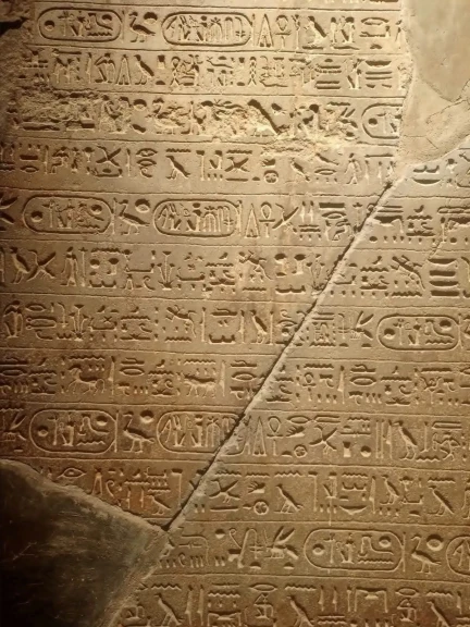 وزارة السياحة والآثار : انتهاء أعمال ترميم لوحة للملك رمسيس الثاني بالمتحف المصري بالتحرير