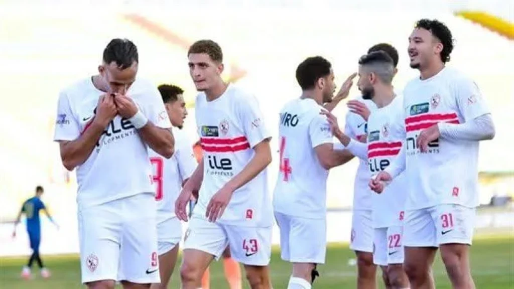 لاعبي الزمالك يهدون جمهور الفريق القميص رقم 1