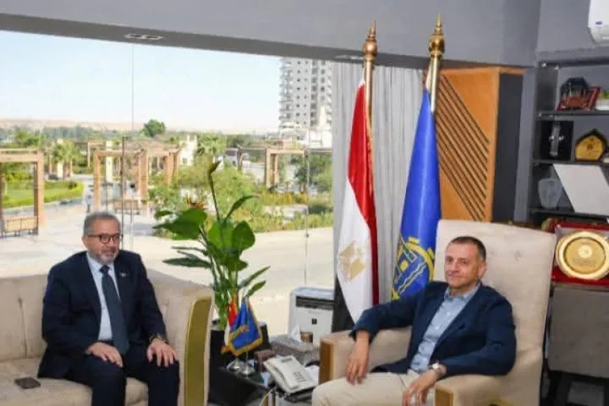 محافظ أسوان يلتقي وفد هيئة التأمين الصحى الشامل