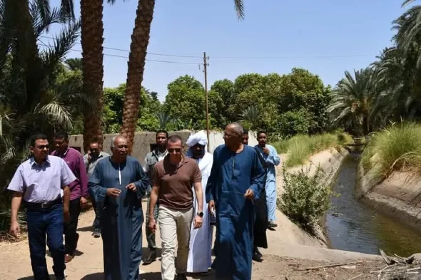 محافظ أسوان يتفقد الطريق البديل لقرية المنصورية الجديدة