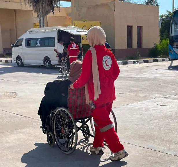 الهلال الأحمر المصري يستقبل الدفعة الـ 78 من الجرحى والمرضى الفلسطينيين ويودع المتعافين