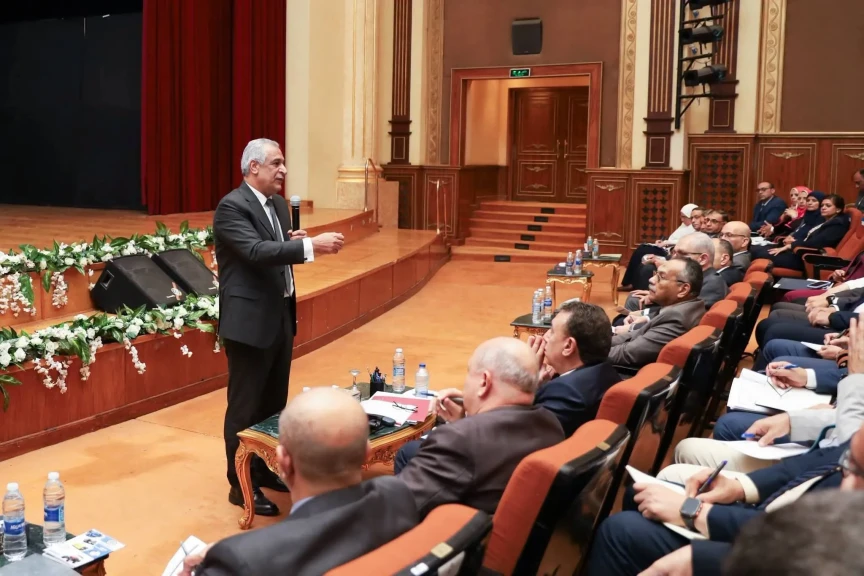 وزير الدولة للإنتاج الحربي يلتقي الحاصلين على البرامج القيادية والتدريبية المتميزة
