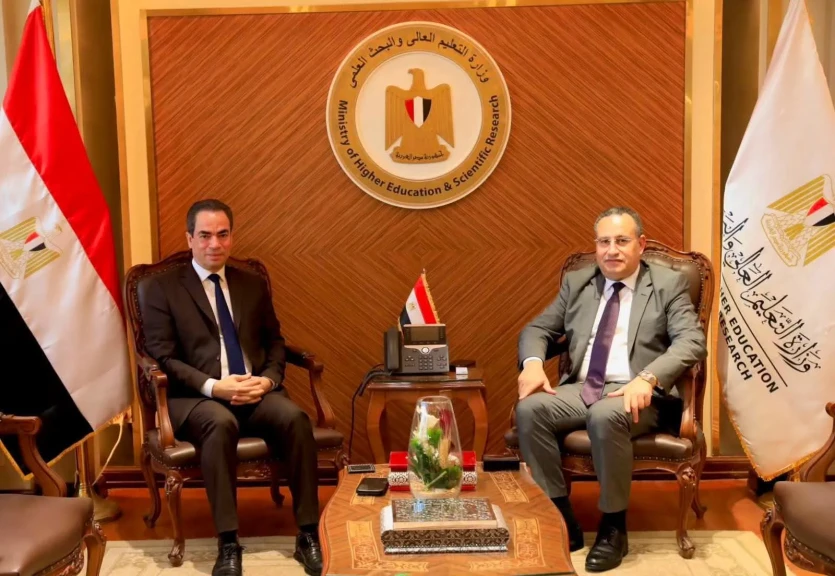 وزير التعليم العالي يلتقي رئيس الهيئة الوطنية للإعلام ورئيس الاتحاد الإفريقي للرياضة الجامعية لبحث التغطية الإعلامية للدورة