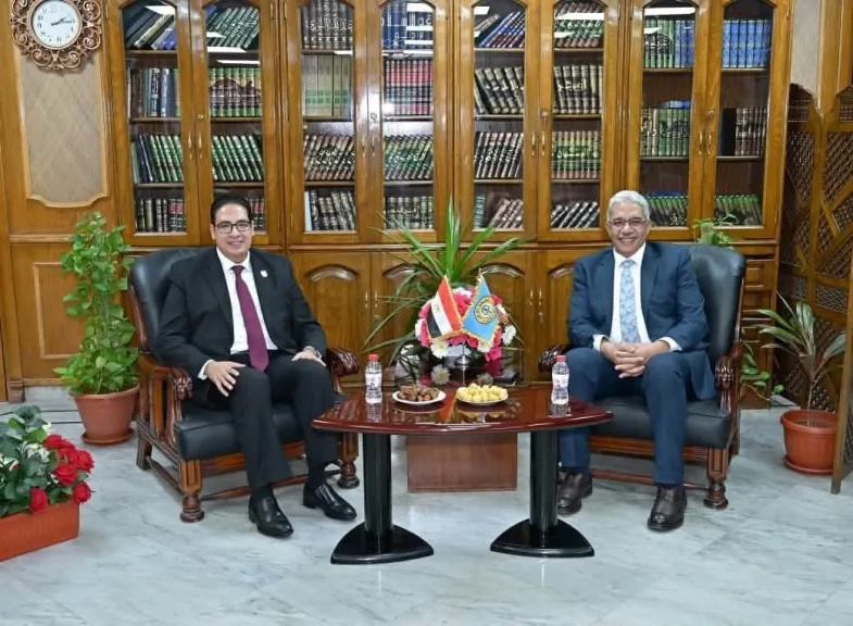 رئيس جامعة القاهرة يلتقي رئيس جامعة الأزهر للتهنئة وبحث آفاق التعاون العلمي والأكاديمي