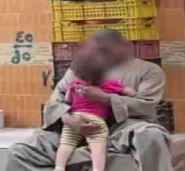 الداخلية: كشف ملابسات مقطع فيديو قيام شخص تقبيل طفلة والإدعاء بكونه يتحرش بها بالجيزة