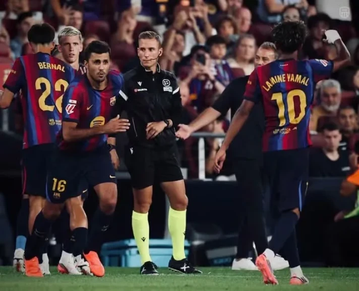 رودري يحتفل ببدايته مع برشلونة ويشيد بـ يامال