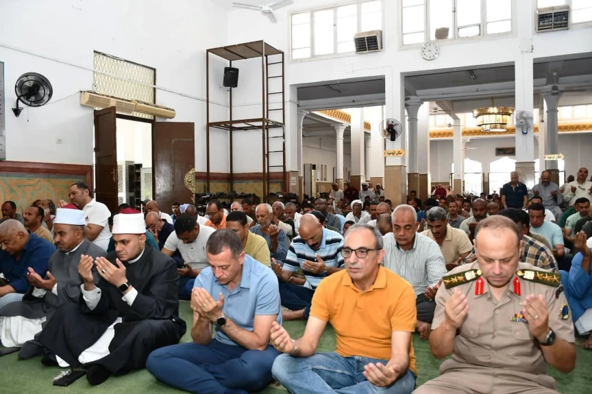 محافظ أسوان يؤدى صلاة الجمعة بمسجد النصر
