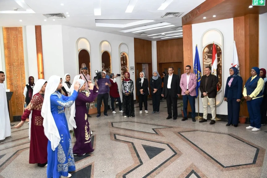 محافظ أسوان يطلق مبادرة ” مدرستى مستقبلى