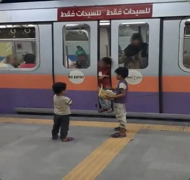 الداخلية: كشف ملابسات مقطع فيديو قيام عدد من الأطفال بالإمساك بباب إحدى عربات المترو بالجيزة