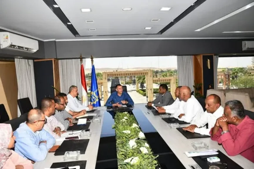 محافظ أسوان يعقد لقاء موسع مع ممثلى أهالى قرى غرب أسوان وغرب سهيل
