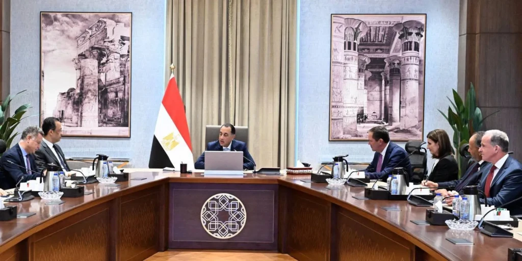 رئيس الوزراء يلتقي رئيس مجلس الإدارة والرئيس التنفيذي لشركة ”سيسكو”