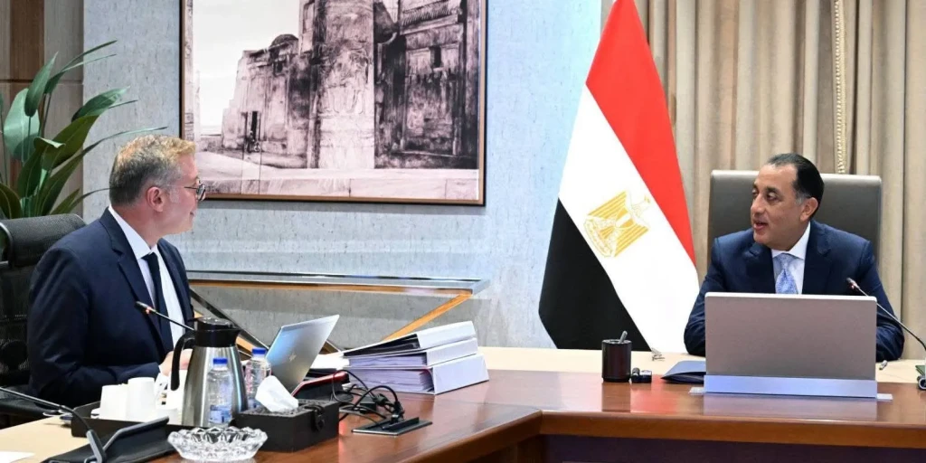 رئيس الوزراء يتابع مع وزير البترول عدداً من ملفات العمل