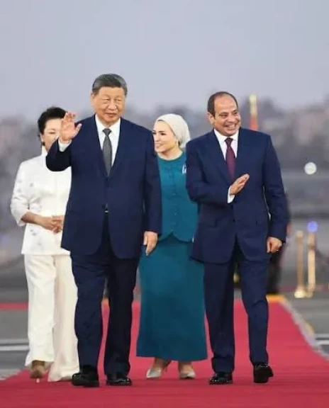 عاجل.. الرئيس السيسي وقرينته يستقبلان الرئيس الصيني وقرينته بقصر الاتحادية