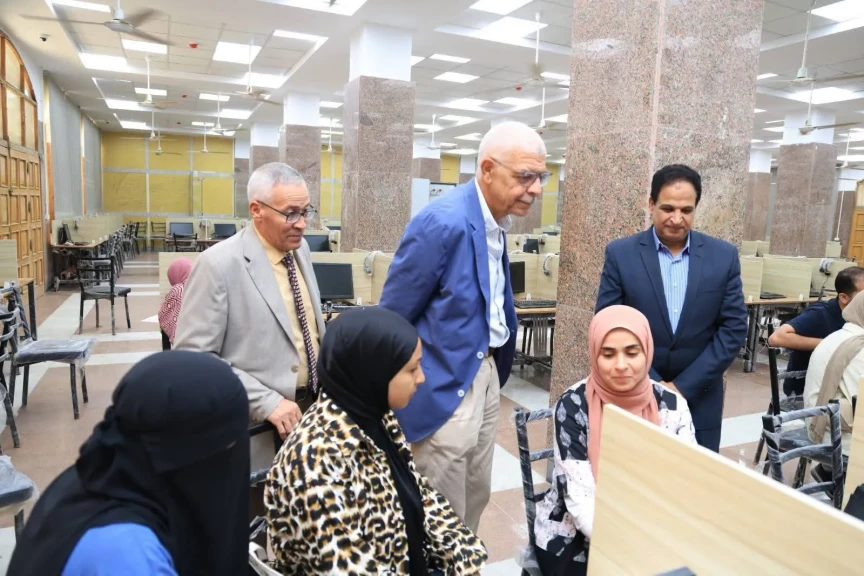 رئيس جامعة المنوفية يتفقد مكتب التنسيق لمتابعة انتظام أعمال استقبال الطلاب
