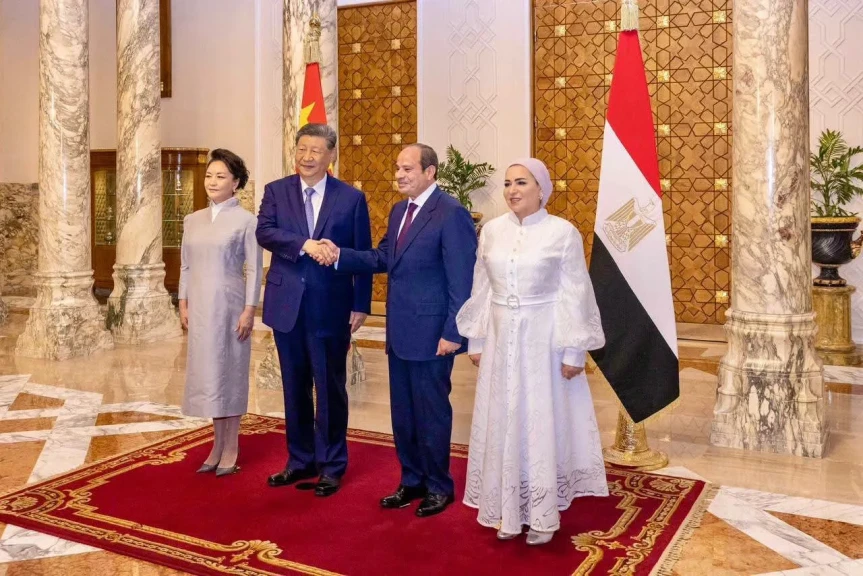 الرئيس السيسي وقرينته يصطحبان رئيس جمهورية الصين وقرينته في جولة داخل المتحف المصري الكبير