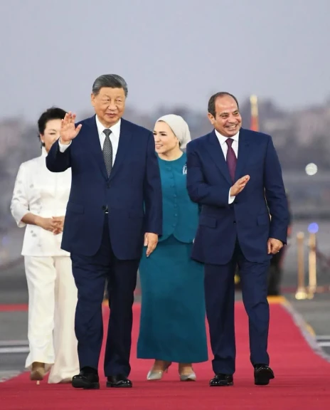 الرئيس السيسى وقرينته يودّعان الرئيس الصينى وقرينته بمطار القاهرة الدولى