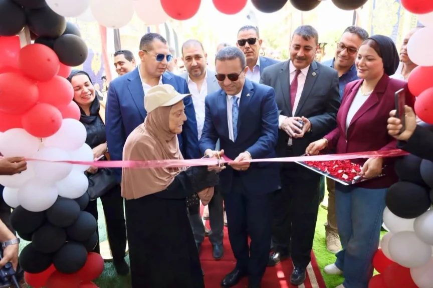 محافظ المنوفية يصطحب مسنة ويشاركها افتتاح معرض  كلنا عندك  أهلا مدارس