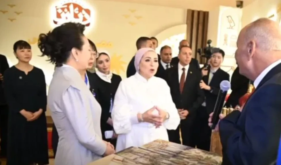 السيدة انتصار السيسى تنشر فيديو لجولة برفقة قرينة الرئيس الصينى لتفقد المصنوعات المصرية