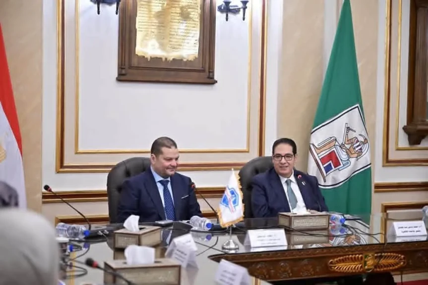 جامعة القاهرة و«التأمين الصحي الشامل» تتعاونان لإتاحة خدمات المعهد القومي للأورام للمنتفعين بالمنظومة