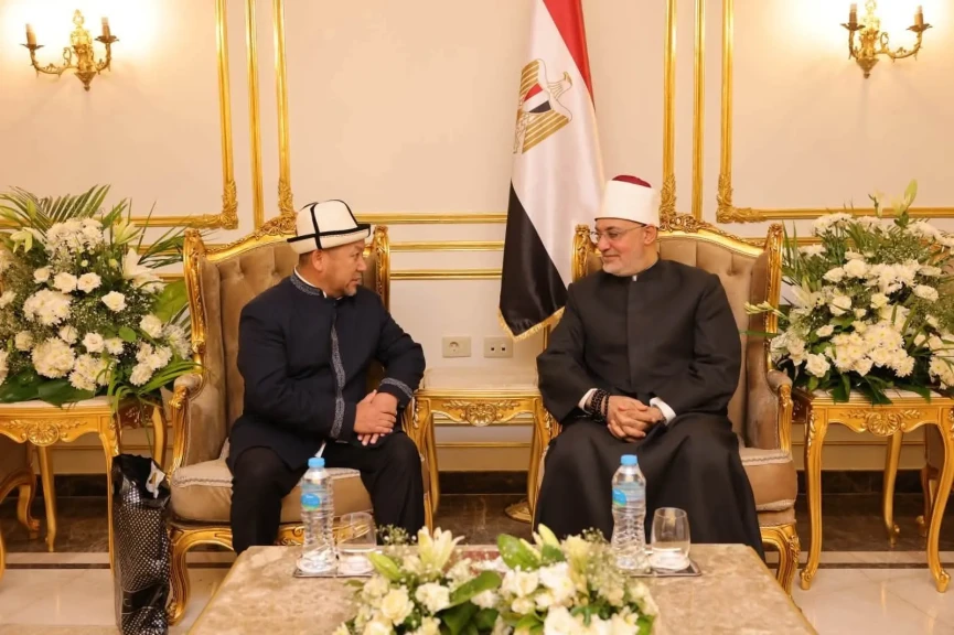 مباحثات ثنائية تجمع مفتي الجمهورية ورئيس الإدارة الدينية لمسلمي قيرغيزستان على هامش مؤتمر الإفتاء