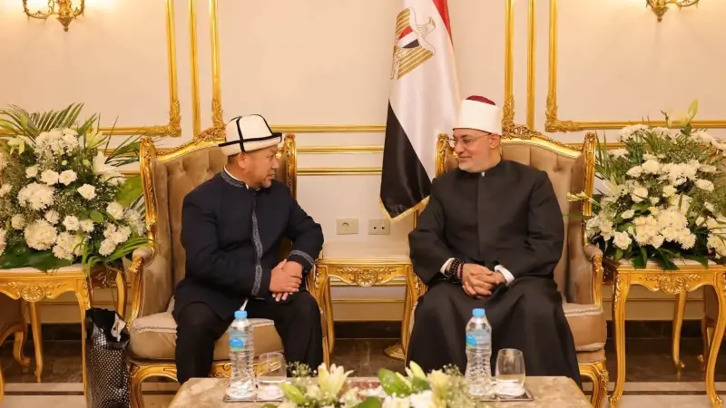 مباحثات ثنائية تجمع مفتي الجمهورية ورئيس الإدارة الدينية لمسلمي قيرغيزستان على هامش مؤتمر الإفتاء