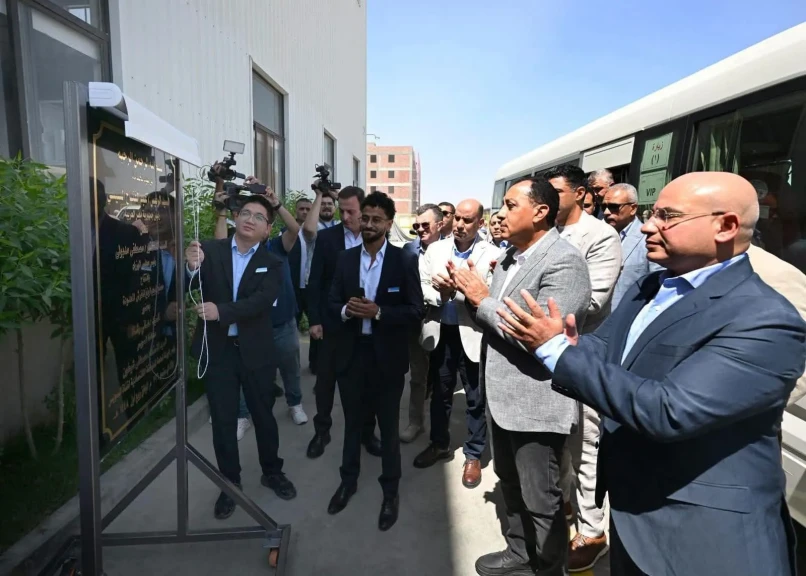 رئيس الوزراء يفتتح مصنع ”ليجيالونغ” لصناعة الفرش ومنتجات الأبواب والنوافذ
