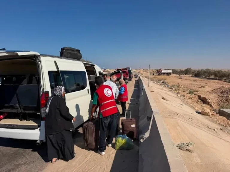 الهلال الأحمر المصري يستجيب لحادث تصادم أتوبيس مع حفار بمدخل مطروح ويقدم الإسعافات الأولية للمصابين