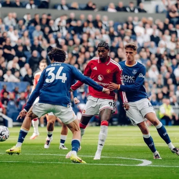 إيفرتون يحقق تعادلا قاتلا مع مانشستر يونايتد 2-2 في الدوري الإنجليزي الممتاز