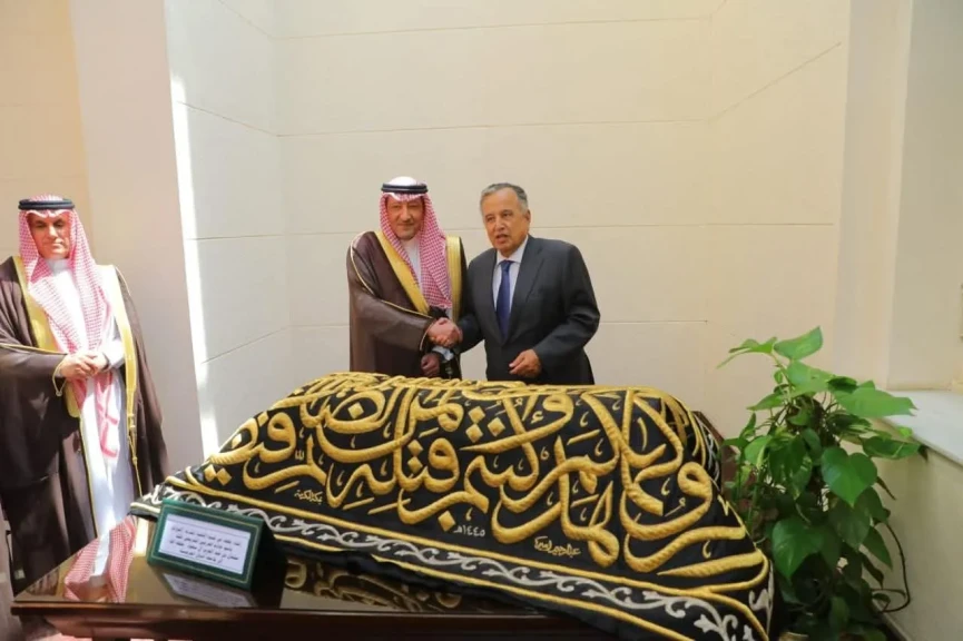 نبيل فهمي يتسلم قطعة من كسوة الكعبة المشرفة...هديةً من المملكة العربية السعودية للجامعة العربية