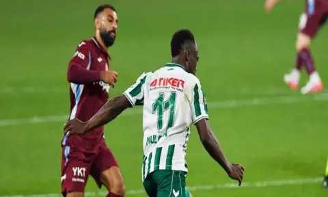 بمشاركة صلاح ومصطفى محمد.. قونية سبور يلحق بطرابزون الهزيمة الثانية في الدوري التركي