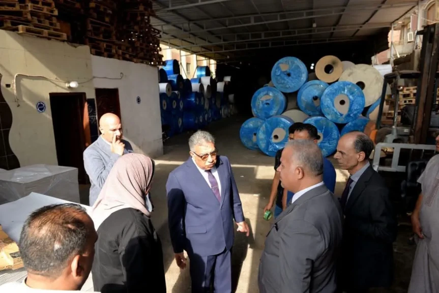 محافظ الدقهلية يتفقد مصنع إنتاج الورق بقرية ميت بدر خميس مركز المنصورة