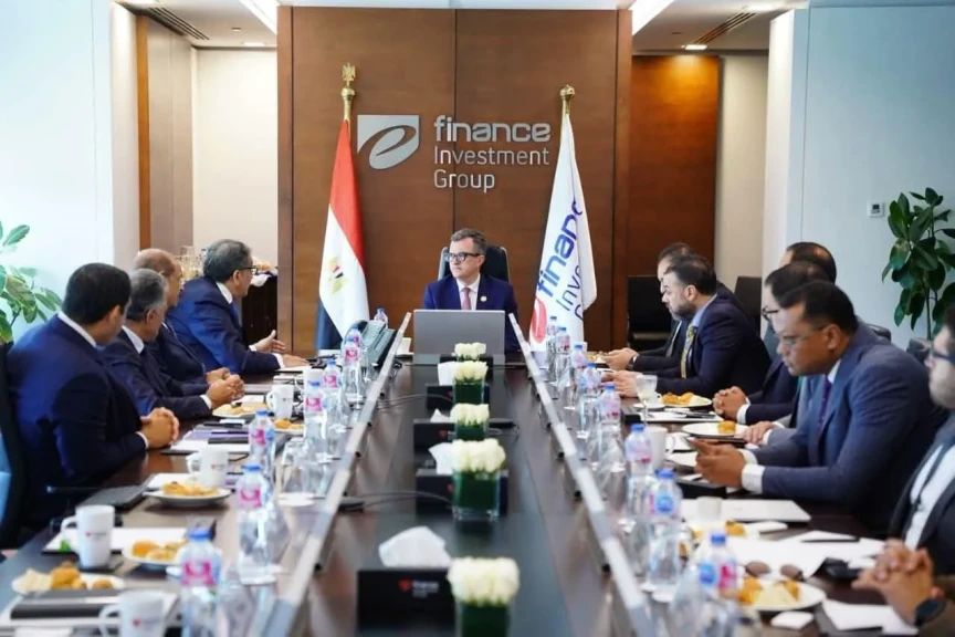 وزير التخطيط والتنمية الاقتصادية يزور مجموعة ”إي فاينانس للاستثمار”