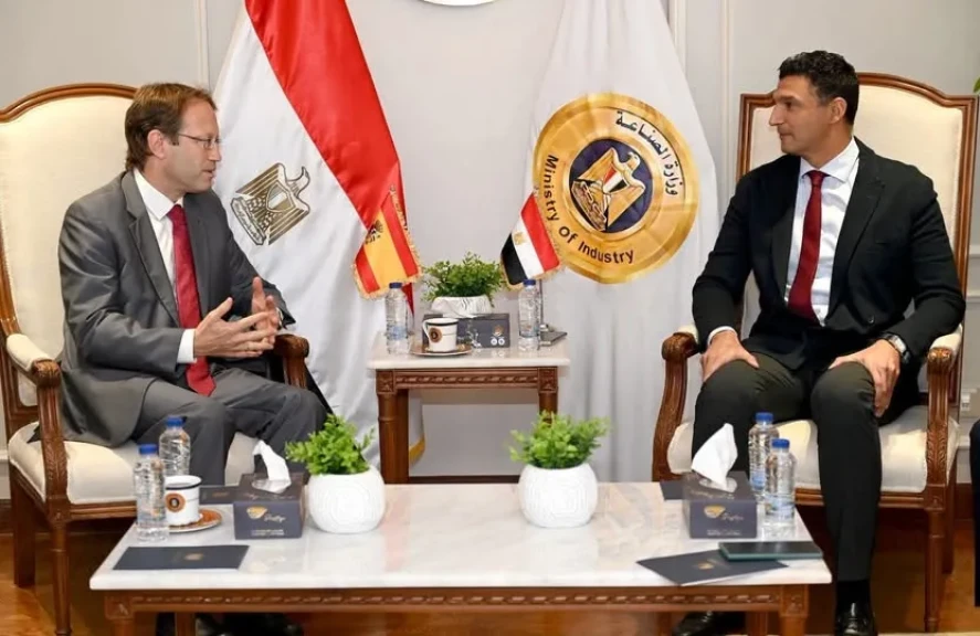 وزير الصناعة يبحث مع سفير إسبانيا لدى مصر سبل تعزيز التعاون الصناعي المشترك وجذب الشركات الإسبانية إلى السوق المصري