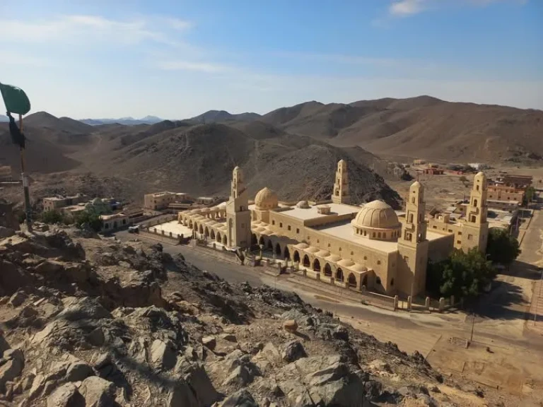 سيدي أبو الحسن الشاذلي رحلة قطب الأقطاب من المغرب إلى حميثرة
