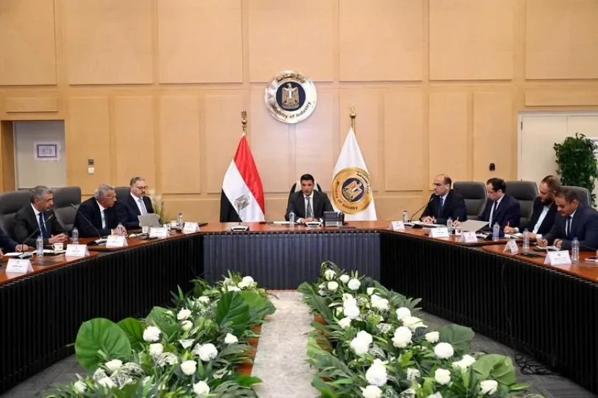 وزارة الصناعة تستضيف مائدة مستديرة لمصنعي الأسمنت لوضع خارطة طريق للقطاع
