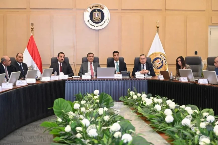 وزير الصناعة : الحكومة تولي اهتماماً كبيراً بالصناعات القائمة على محصول الكتان