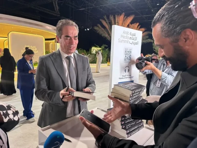 حضور كبير في حفل توقيع كتاب المسلماني ”قريبًا من التاريخ” في دبي