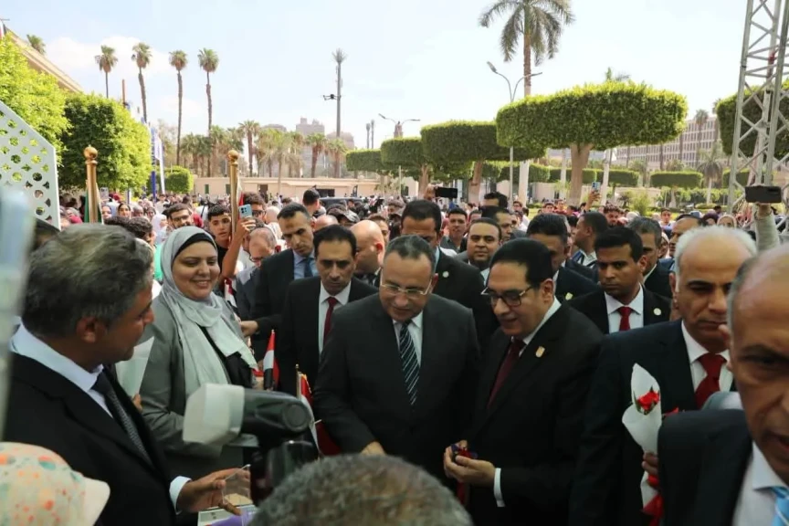 وزير التعليم العالي والقائم بعمل وزير الثقافة يتفقد جامعة القاهرة ويطمئن على انتظام الدراسة