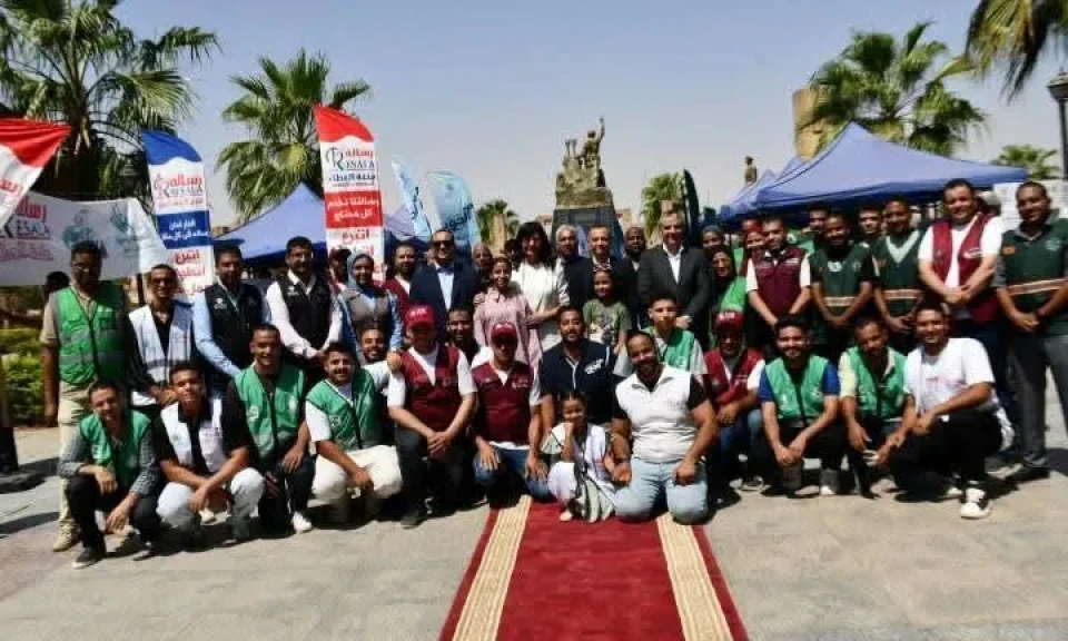 محافظ أسوان والسفيرة نبيلة مكرم يتفقدان عينات من المساعدات الغذائية والعينية المقدمة من التحالف الوطنى