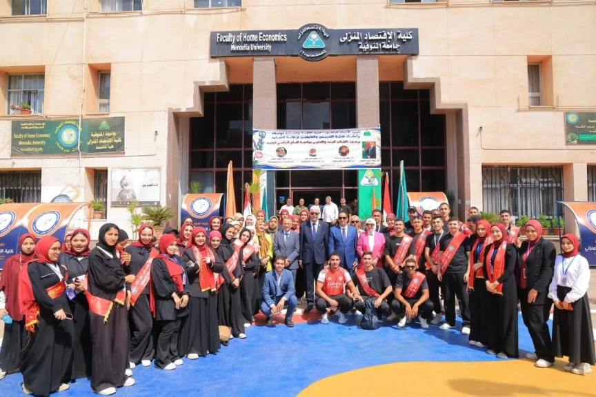 رئيس جامعة المنوفية يتفقد سير العملية التعليمية بكلية الاقتصاد المنزلي ويفتتح المعرض الفني للطلاب
