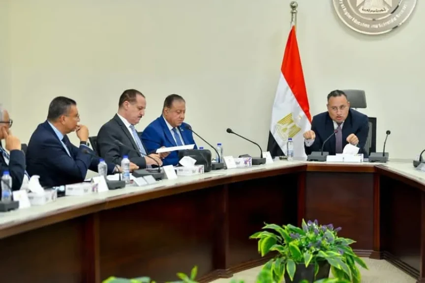 وزير التعليم العالي القائم بأعمال وزير الثقافة يرأس الاجتماع الأول للجنة العليا لـ ”معرض القاهرة الدولي للكتاب 58”