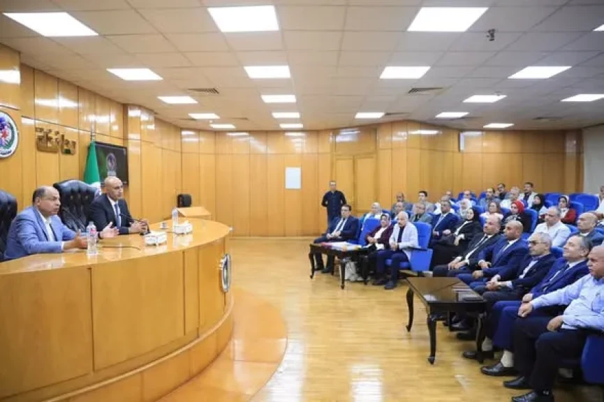 وزير التربية والتعليم ومحافظ المنيا يعقدان اجتماعًا مع مديري الإدارات التعليمية بالمحافظة لمتابعة آليات الارتقاء بجودة العملية التعليمية بمدارس المحافظة