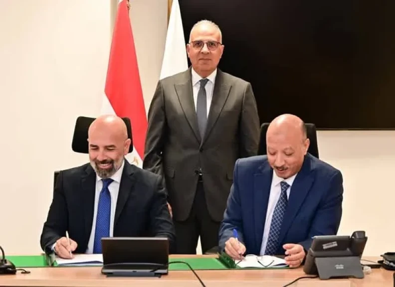 وزير الري يشهد توقيع اتفاقية تنفيذ برنامج “بناء التميز في القيادة المناخية